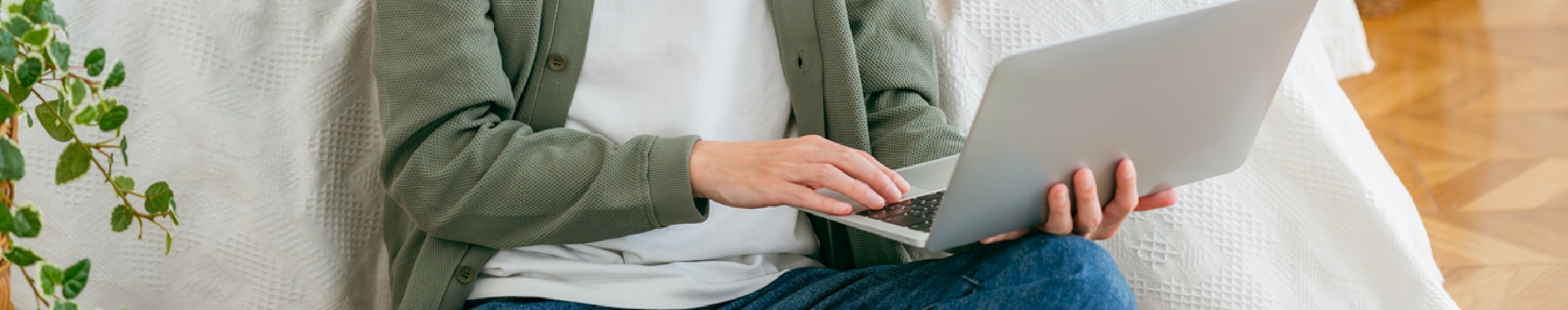 リビングでパソコンを使って検索