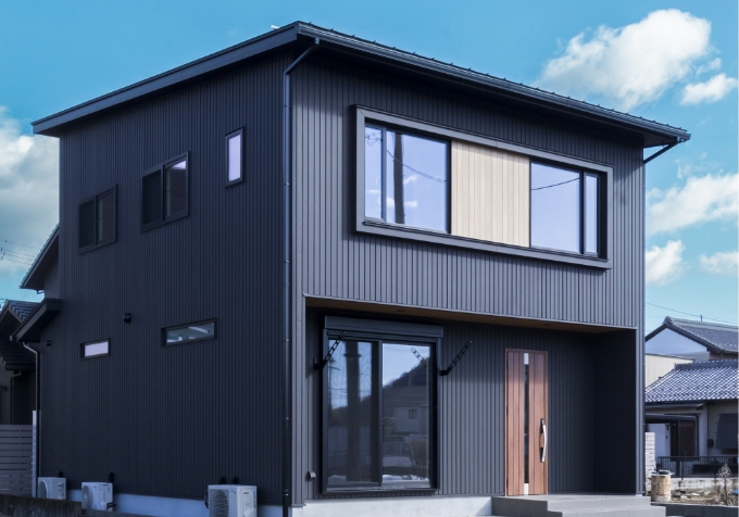 青空とクールな外観のお家