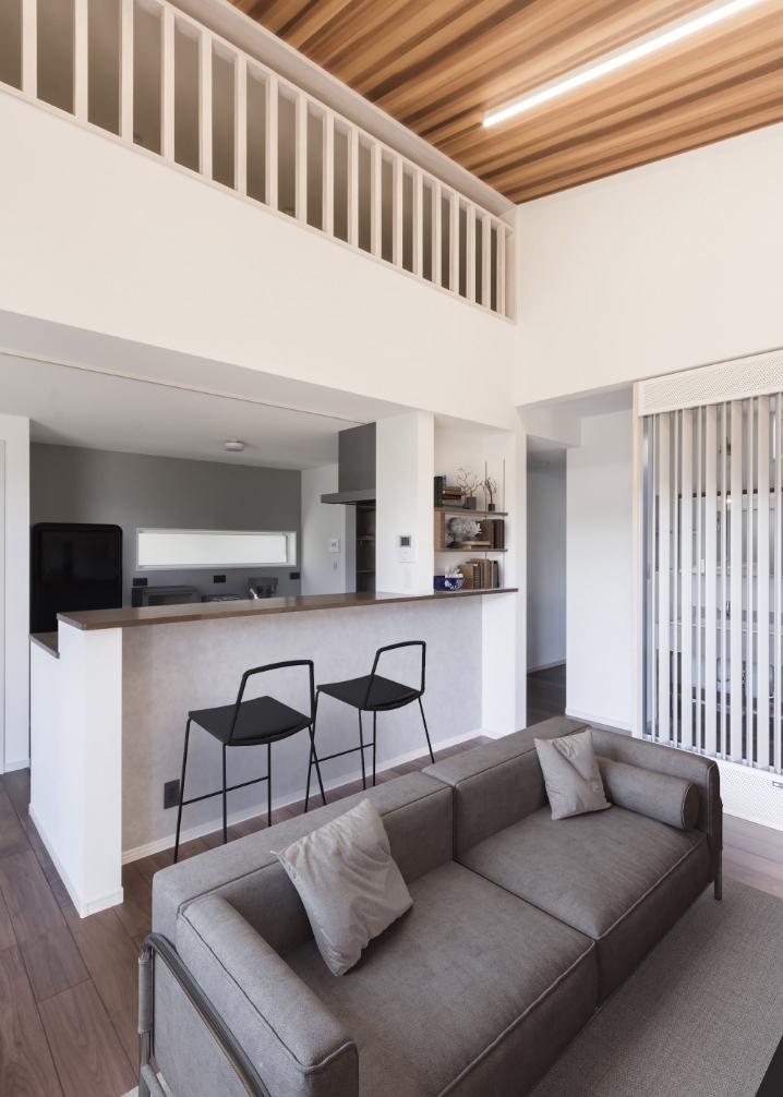 カウンターキッチンとソファのあるダイニング