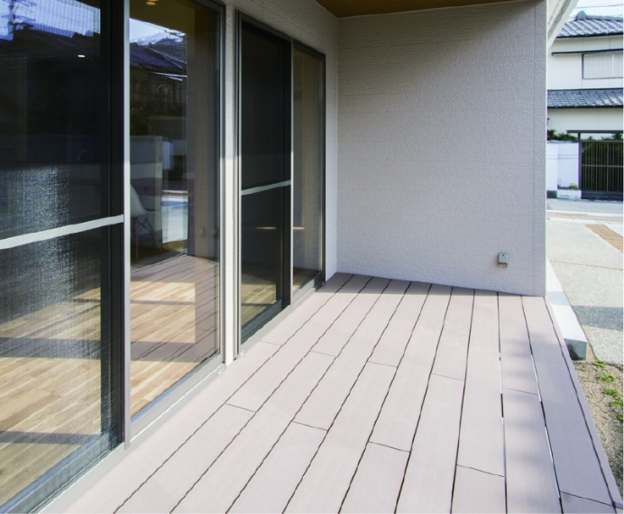リビングに連なるウッドデッキ