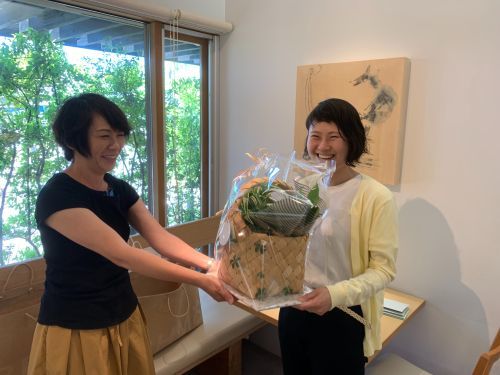 サムラホーム佐村建設山県市工務店スタッフお疲れ様会お花プレゼント