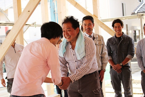 佐村建設サムラホーム上棟式棟梁握手